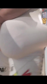 Abbigliamento sportivo bianco e grandi sporgenti estremi