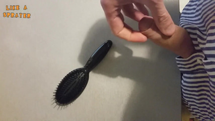 Like a sprayer: Handjob and cumshot on a haribrush