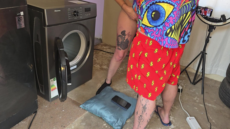 Sparowdox: Hermanastra quedó atrapada en la lavadora y yo solo tuve...