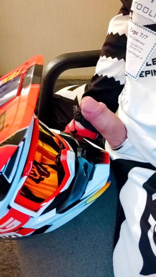 Sneakersmax98: Mx motoboy mx kaskına boşalıyor