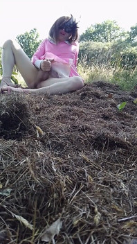 Сисси Lilly дрочит в поле мечты