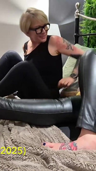 Doppelte Domme stiletto & fußanbetung