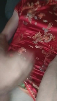Lars Damberger se masturba con un Asia Cheongsam rojo
