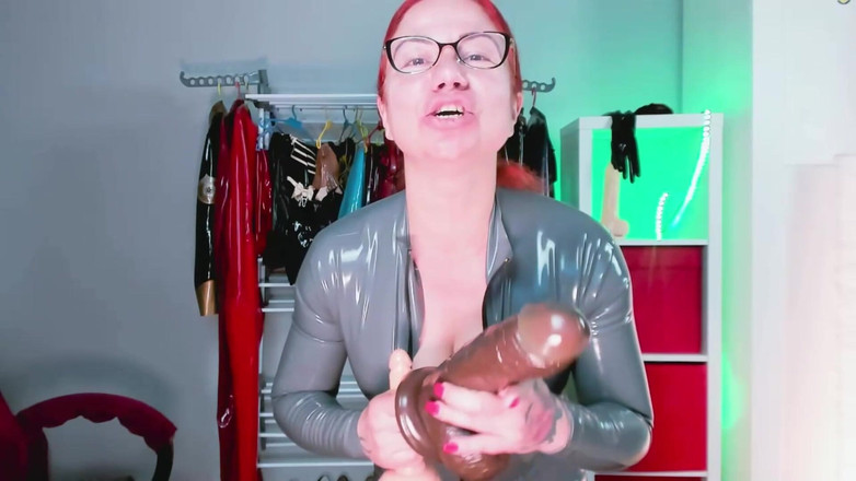 Ella Kross: Sph (szary lateksowy kombinezon) hebrajski