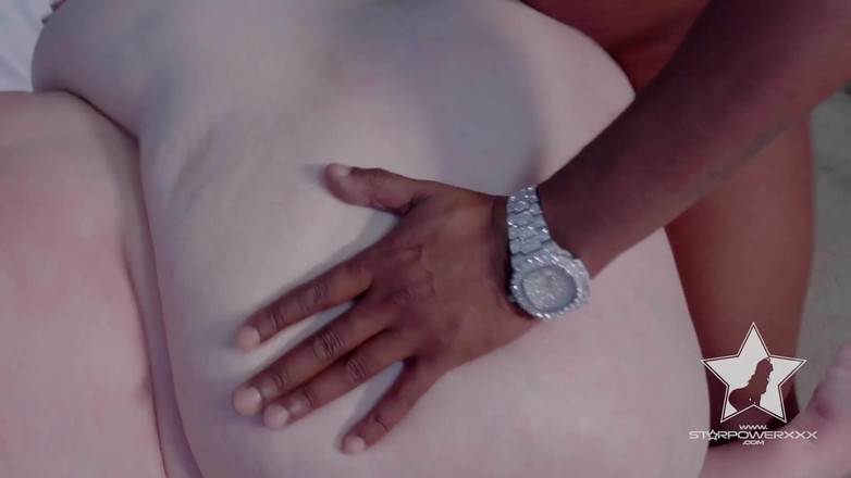 Star Power Media: Julie को वह मज़ेदार मिलता है