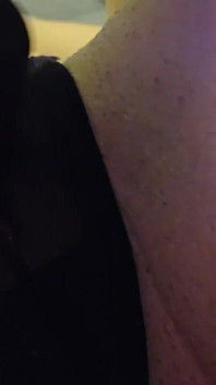 L'orgasmo Sexy Del Clitoride Di Una MILF Attraverso Le Mutandine Con L'aiuto Di Un Vibratore..