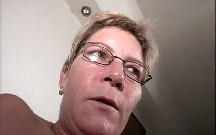 BB video: Schandalige cougar naast de deur maakt een pornovideo terwijl ze...