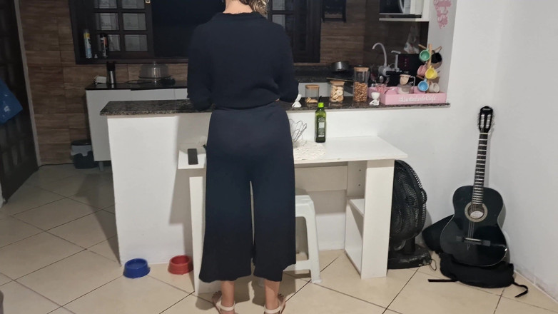 Gabi SweetCouplesStories: Hijastro le pide ayuda a su madrastra para poder correrse.