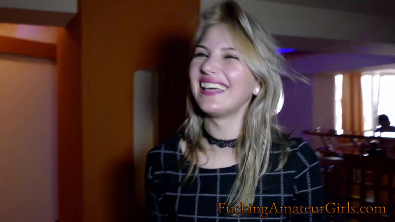 Fucking Amateur Girls: Blondă foarte sexy futută dur de doi bărbați duri