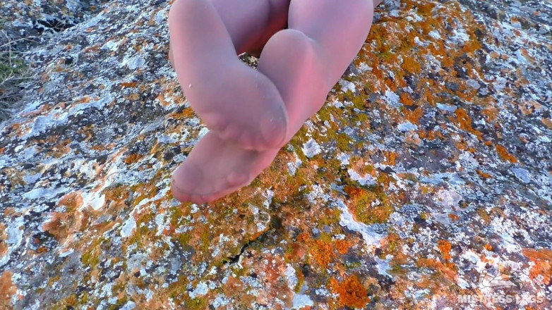 Mistress Legs: Sexy zehen und sohlen wackeln in strumpfhosen im freien