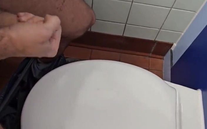 The Substance: Scopata gay nel bagno della stazione ferroviaria