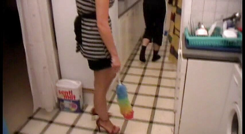 Femdom Austria: 可哀想な男は彼の愛人の命令でキッチンを掃除しなければなりません