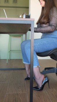 O femeie de afaceri în ciorapi îl ignoră pe muncitorul ei îi fute picioarele