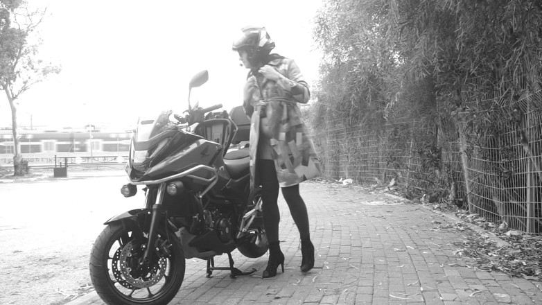 Voyager: Todo carro que passava via seu pênis vibrando sob o...