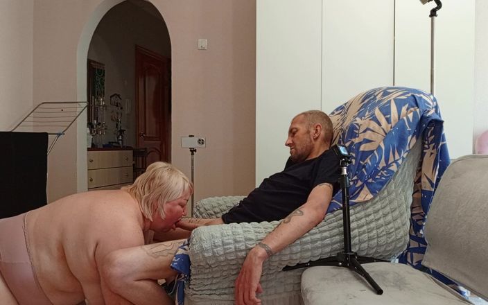 Zona901: Masturbând o pulă și dând o muie unui prieten până când...