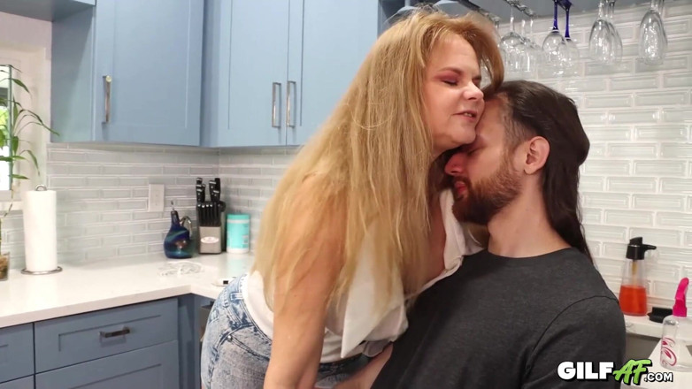 Gilf AF: Mokra koszulka uwodzenie: legenda porno Micky Lynn