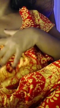 Ragazza sexy calda mostra tette e capezzoli nello spettacolo di dildo sex toy.