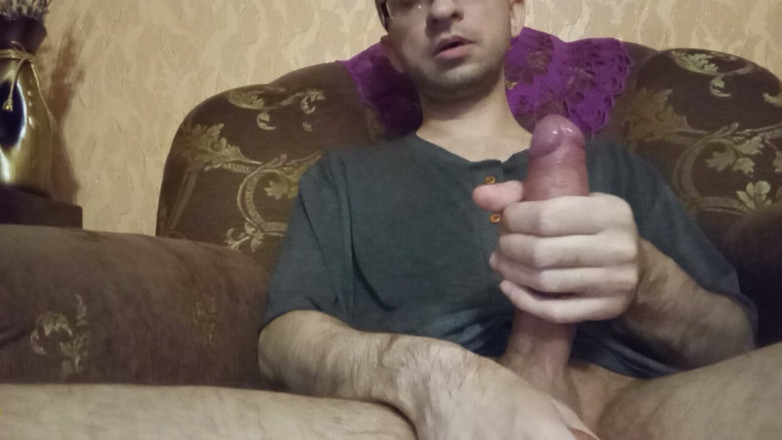Alex Metallov: Sono eccitata e mi piace masturbarmi il mio grosso cazzo...