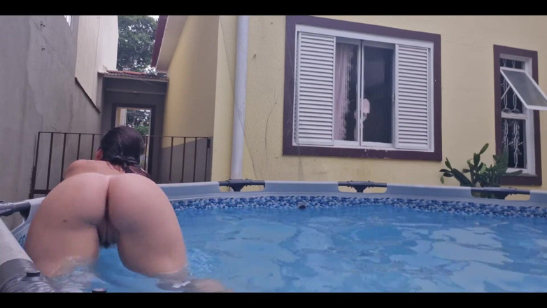 Candy Kush: Vecina ta goală se expune în piscină.
