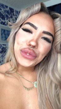 Gotfilled Luna Luxe öppnar sin fitta för sperma