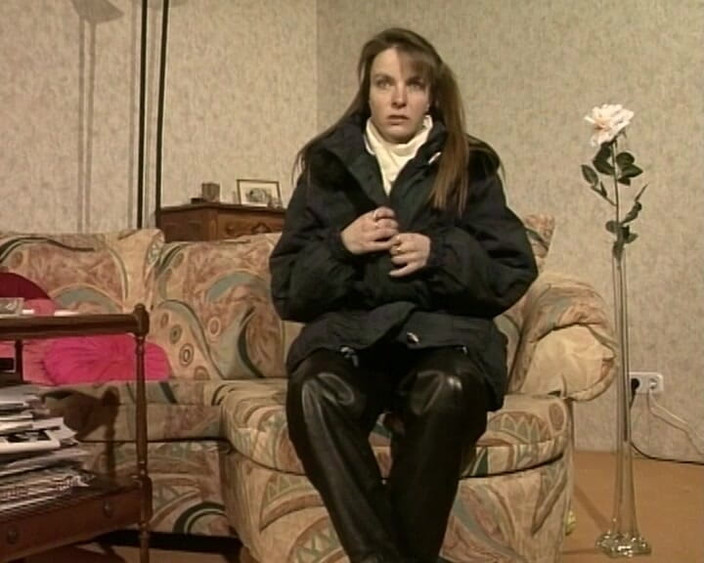 YOUR FIRST PORN: Nicole mengurut vaginanya yang berbulu