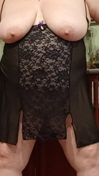 Istri sange ini lagi asik masturbasi memeknya pakai mainan seks di dapur