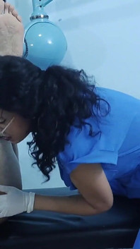 Doktorun hastaya prostat tedavisini nasıl verdiğini izleyin