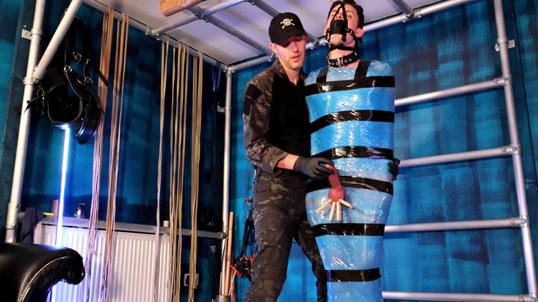 TomBakerBDSM: Twink Slave amarrada em envoltório de palete para controle do...