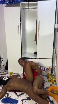Ebony bbw třese jejím velkým zadkem na jeho černém ptákovi