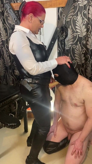SassyTiff: Slave sucking strapon