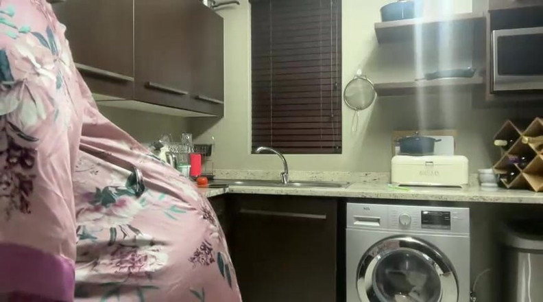 Legendary Booty Overdose: 乌木熟女在厨房呻吟和脱衣