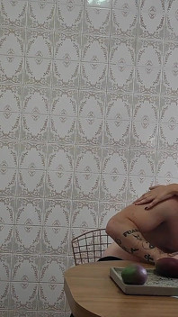 En train de baiser la femme du cocu pendant qu’il fait la vaisselle et il ne s’en est même pas rendu compte
