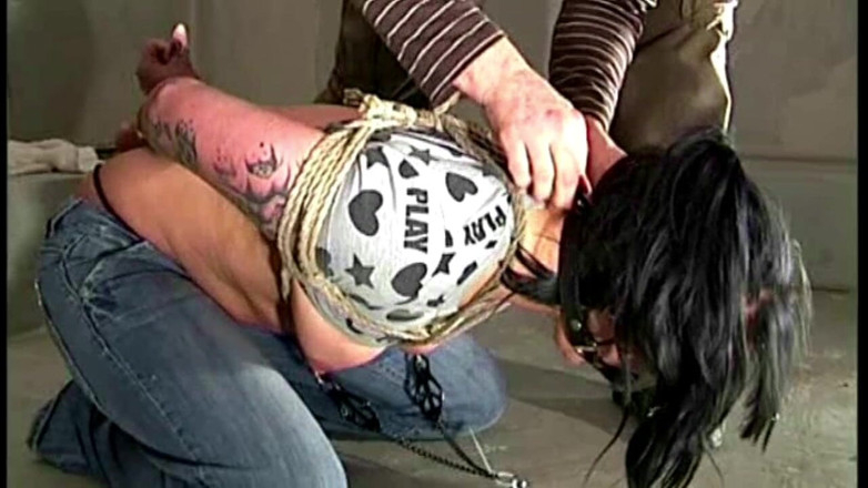 Submissed: Nomi zacisnęła się do podłogi i nie tylko