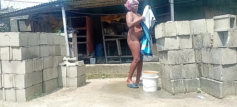 Creamyshuga: Сексуальная деревенская девушка в ванне за пределами комплекса