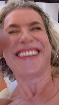 Skotská MILF děvka Penny Peaks Ganbanged!