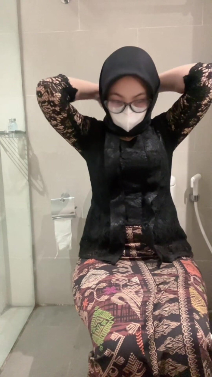 Biancaid: Sexy witte kebaya hijab meisje speelt in het toilet tot...