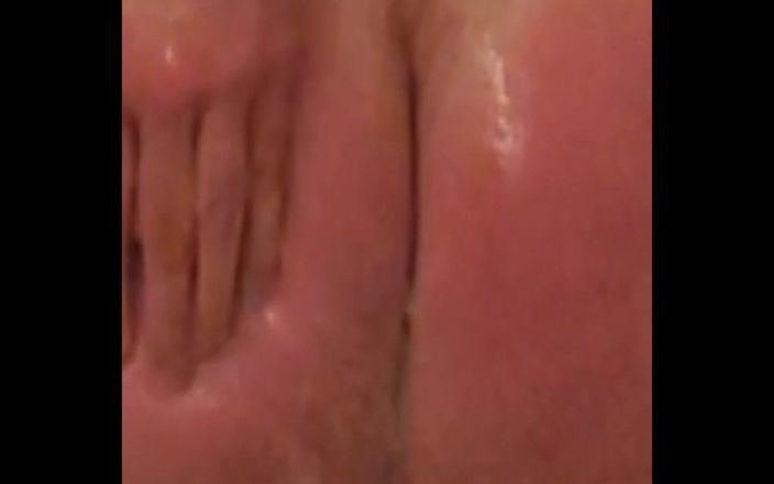 Amanda Huggenkiss: Video pasca latihan mandi - close-up seksi