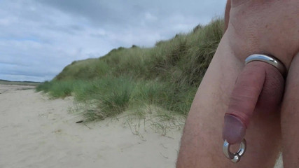 Cozzy: Promenade sur la plage naturiste