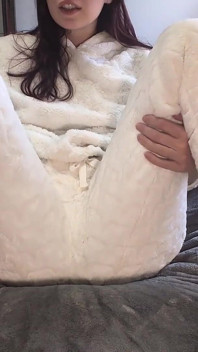 Curvă roșcată în ținută albă pijamale orgasm cu degetul