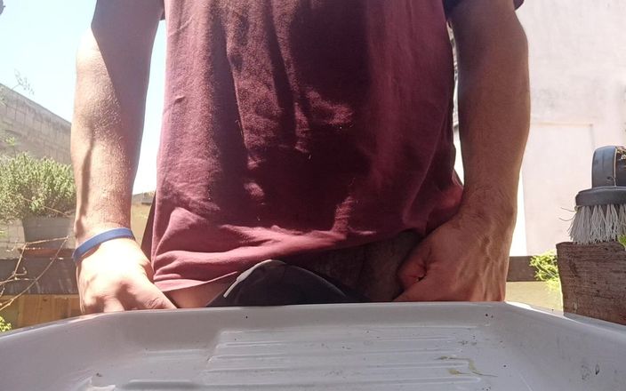 Kinky Guy: Pis de verano al aire libre