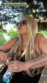 Donnona brasiliana milf dea mattina rituale del fumo all'aperto mostrando cosce