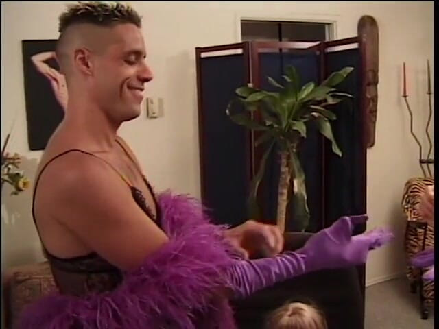 Sex Karma: Crossdressing chlapi se ohýbají a šukají do zadku