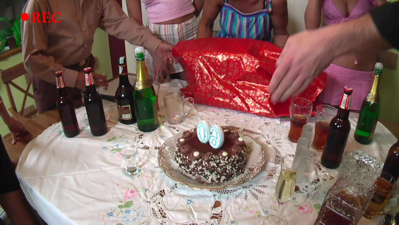 Old & Young: Papel em família , loiras chupam e fodem com força