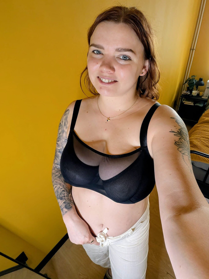 Bastet: Dia melihat sebagai ibu dengan payudara besar membuat celana dalamnya...