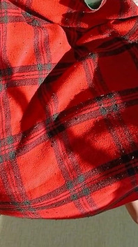 Ho beccato le mie coinquiline lesbiche sotto le coperte e mi sono masturbata per fare il loro sesso