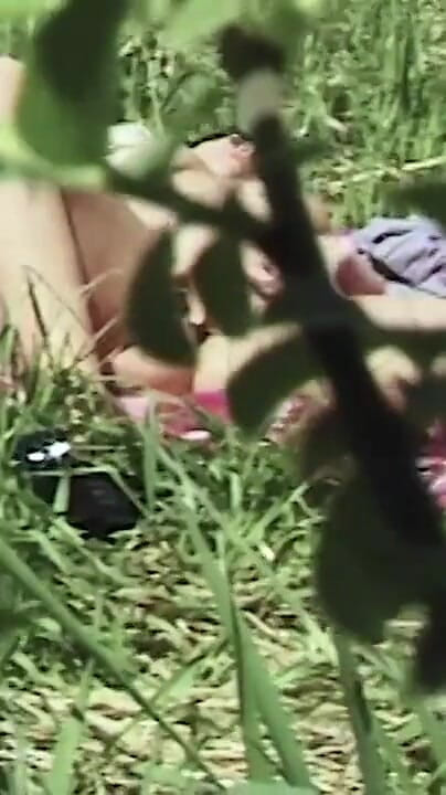 Sextermedia by Pete: Milf bogel melancap di luar rumah