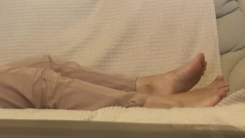 PriyaNaavya: จ้องมองเท้าสุดสวยของเธอและชักว่าว