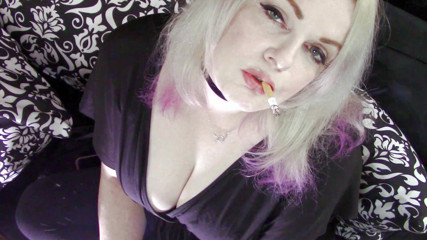 Smoke Temptress Annie Vox - Smoking Fetish: Una rossa in abito nero a penzoloni