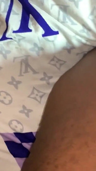 Il patrigno si intrufola nella stanza della sua figliastra