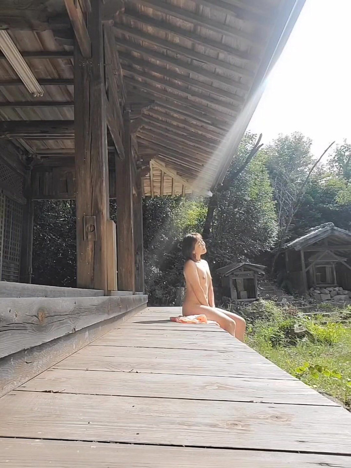 Mayumi Kanzaki: Un giorno d'estate, una donna matura era nuda e aveva...